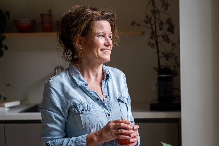 Mirian Stanneveld glimlachend met een kop thee