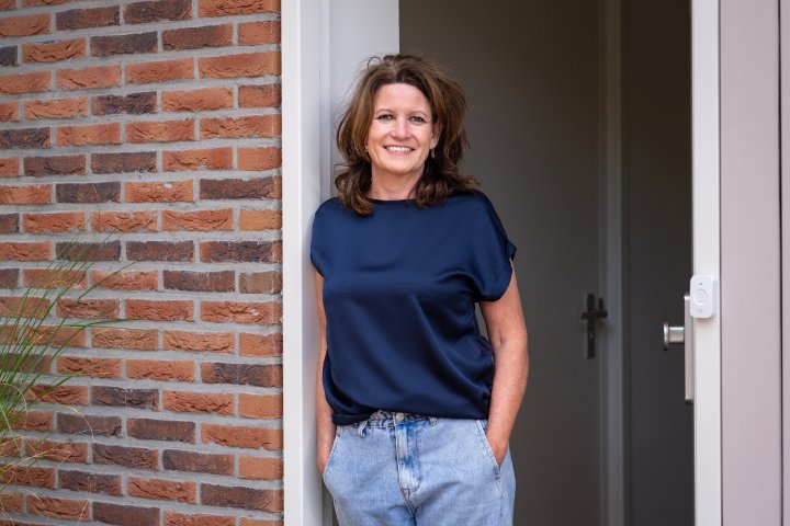 Mirian Stanneveld glimlachend in de deuropening van De Bosrand
